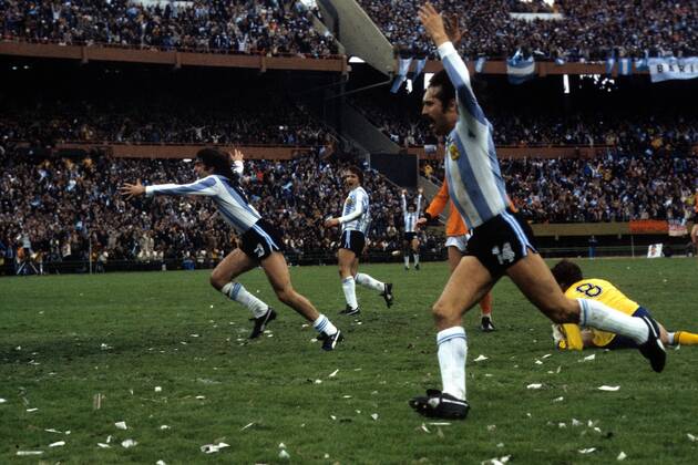 WM Finale 1978, Leopoldo Luque und Torschütze Mario Kempes (beide Argentinien) jubeln