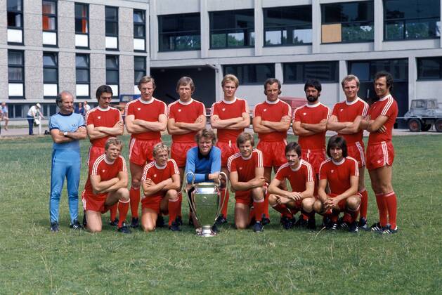 FC Bayern München mit dem Europapokal der Landesmeister, hi.v.li.: Trainer Dettmar Cramer, Hans Josef -Jupp- Kapellmann, Hans Georg -Katsche- Schwarzenbeck, Conny Torstensson, Karl Heinz Rummenigge, Franz -Bulle- Roth, Gerd Müller, Uli Hoeneß, Franz Beckenbauer, vorn: Björn Andersson, Bernd Dürnberger, Torwart Sepp Maier, Udo Horsmann, Rainer Künkel, Josef Weiß