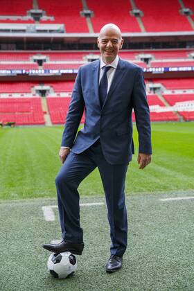 Bilder des Tages SPORT Feb. 1, 2016 - London, London, UK - London, UK. FIFA Presidential Candidate, Gianni Infantino unveils his 90 day plan that he will implement if he is elected FIFA President, at Wembley Stadium in London on Monday 1 February 2016. FIFA Presidential Candidate Gianni Infantino  - ZUMAl94_
