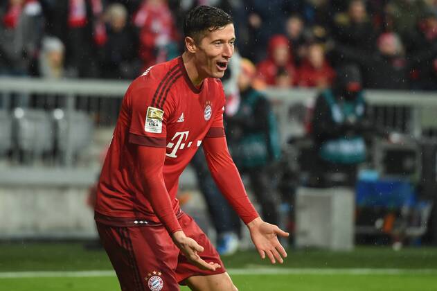 Robert LEWANDOWSKI (Bayern Muenchen),Torjubel nach Tor zum 2-0, Gestik,zeigt,Aktion,Einzelbild,angeschnittenes Einzelmotiv,Halbfigur,halbe Figur, Fussball 1. Bundesliga, 19. Spieltag, FC Bayern Muenchen (M)-TSG 1899 Hoffenheim 2-0. am 31.01.2016 in Muenchen Deutschland.A L L I A N Z A R E NA ,