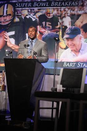 February 06, 2016: Carolina Panthers Linebacker Thomas Davis Commenting after receiving the NFL American Football Herren USA 2016 Bart Starr Award during the SuperBowl Breakfast at the Hilton Union City in San Francisco, Ca. (Photo by Rob Holt ICON Sportswire). NFL: FEB 06 Super Bowl 50 - Super Bowl Breakfast Icon414160206002 EDITORIAL USE ONLY