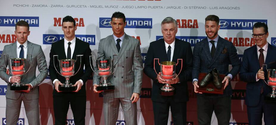 Bilder des Tages - SPORT From left to right: referee Alejandro Jose Hernandez with the Guruceta Award -for the best referee-, Athletic Bilbao s striker Aritz Aduriz with the Zarra Award -for the best national striker- Real Madrid s Portuguese striker Cristiano Ronaldo with the Pichichi Award -for the bes golie-; Italian head coach Carlo Ancelotti with the Miguel Munoz Award -for the best head coach- Real Madrid s defender Sergio Ramos and Barcelona FC s spokesman Josep Vives with the Zamora Award (for the best goalkeeper in name of Claudio Bravo) with the Luis Aragones Award -for the best National player- pose during the Marca Sports Journal Award Ceremony held in Madrid, Spain on 08 February 2016. MARCA SPORTS JOURNAL AWARD CEREMONY !ACHTUNG: NUR REDAKTIONELLE NUTZUNG!  20160208-635905474018874743