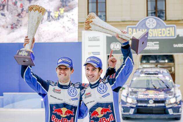 Motorsport, WRC, Rallye Schweden, Siegerehrung 160214 Sebastien Ogier med kartläsare Julien Ingrassia, Volkswagen Motorsport, Volkswagen Polo WRC Motorsport Rallye WM jublar vid prisutdelningen under Rally Sweden den 14 februari 2016 i Karlstad.  Copyright: ANNA-LENAxBERGQVIST BB160214BB472