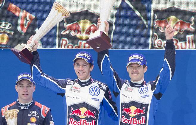 Motorsport, WRC, Rallye Schweden, Siegerehrung 160214 Sebastien Ogier med kartläsare Julien Ingrassia, Volkswagen Motorsport, Volkswagen Polo WRC Motorsport Rallye WM jublar efter segern till vänster skymtar Hayden Paddon vid prisutdelningen under Rally Sweden den 14 februari 2016 i Karlstad.  Copyright: ANNA-LENAxBERGQVIST BB160214BB838