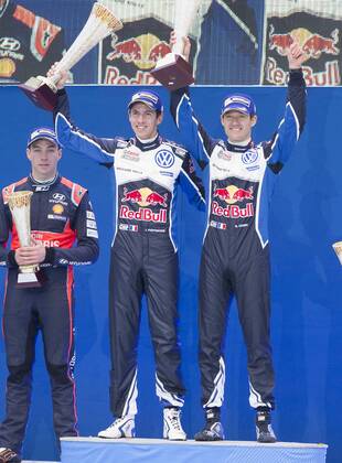 Motorsport, WRC, Rallye Schweden, Siegerehrung 160214 Sebastien Ogier med kartläsare Julien Ingrassia, Volkswagen Motorsport, Volkswagen Polo WRC Motorsport Rallye WM jublar efter segern till vänster skymtar Hayden Paddon vid prisutdelningen under Rally Sweden den 14 februari 2016 i Karlstad.  Copyright: ANNA-LENAxBERGQVIST BB160214BB839