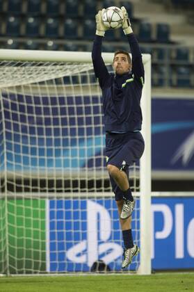 Wolfsburg s goalkeeper Koen Casteels pictured in action during a training session of German soccer club VfL Wolfsburg, Tuesday 16 February 2016 in Gent. Wolfsburg is preparing for the first leg of the 1 8 finals of the UEFA Champions League competition against Belgian team KAA Gent tomorrow. JASPERxJACOBS x04794182x