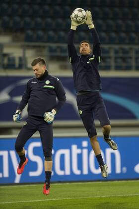 Wolfsburg s goalkeeper Koen Casteels pictured in action during a training session of German soccer club VfL Wolfsburg, Tuesday 16 February 2016 in Gent. Wolfsburg is preparing for the first leg of the 1 8 finals of the UEFA Champions League competition against Belgian team KAA Gent tomorrow. JASPERxJACOBS x04794183x