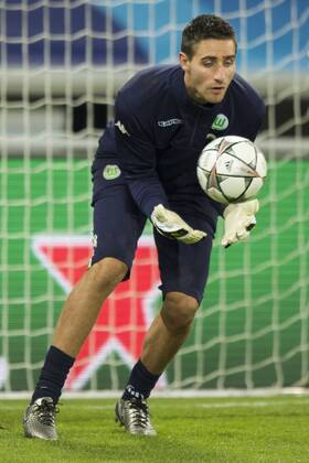 Wolfsburg s goalkeeper Koen Casteels pictured in action during a training session of German soccer club VfL Wolfsburg, Tuesday 16 February 2016 in Gent. Wolfsburg is preparing for the first leg of the 1 8 finals of the UEFA Champions League competition against Belgian team KAA Gent tomorrow. JASPERxJACOBS x04794176x
