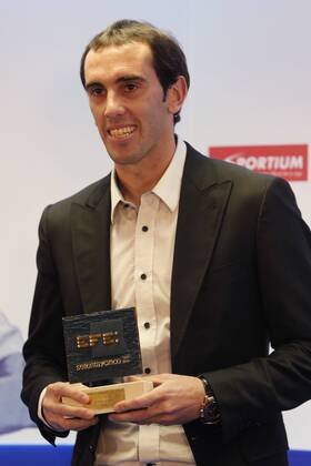 Atletico Madrid s Uruguayan defender Diego Godin gestures after receive the Sports Leadership Award during a ceremony held in the headquarters of the Spanish News Agency in Madrid, Spain on 22 February 2016. SPORTS LEADERSHIP AWARD !ACHTUNG: NUR REDAKTIONELLE NUTZUNG!  20160222-635917547360767981