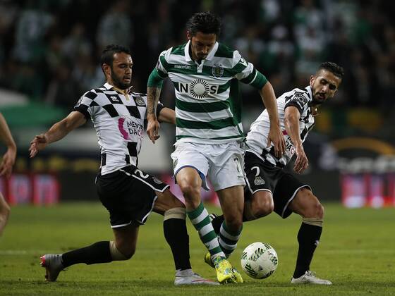 Lisbon, Portugal - Sporting s midfielder Ezequiel Schelotto (C) vies for the ball with Boavista s midfielder Anderson Carvalho (L) and Boavista s defender Ruben Ribeiro (R) during the Portuguese League football match between Sporting CP and Boavista FC at Jose Alvalade Stadium in Lisbon on February 21, 2016. NURPHOTO CARLOS PALMA. FBL-LIGA-POR-SPORTING-BOAVISTA - ZUMAn230
