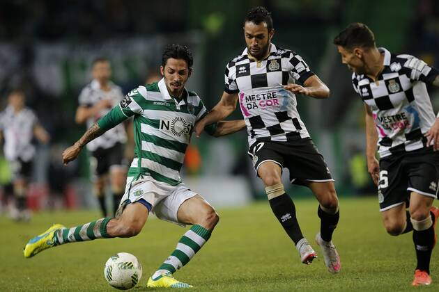 Lisbon, Portugal - Sporting s midfielder Ezequiel Schelotto (L) vies for the ball with Boavista s midfielder Anderson Carvalho (C) and Boavista s midfielder Afonso Figueiredo (R) during the Portuguese League football match between Sporting CP and Boavista FC at Jose Alvalade Stadium in Lisbon on February 21, 2016. NURPHOTO CARLOS PALMA. FBL-LIGA-POR-SPORTING-BOAVISTA - ZUMAn230