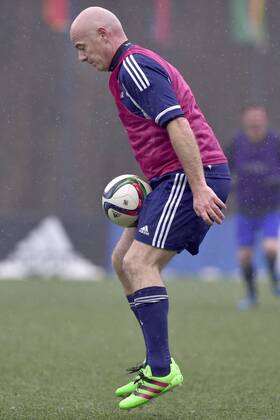 Themen der Woche SPORT Bilder des Tages - SPORT FIFA Praesident Gianni Infantino, im Fussballtenue mit Ball im Unterleib, Fussball, 29.02.2016 