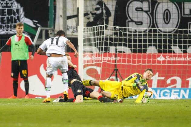 Moenchengladbach Raffael (Borussia Moenchengladbach 11) mit dem Tor zum 2:0 gegen Torwart Przemyslaw Tyton (VfB Stuttgart 22) beim Fussball Bundesligaspiel zwischen Borussia Moenchengladbach und dem VfB Stuttgart am 02.03.2016, Copyright: Schülerx xEibner-Pressefoto EP_jse