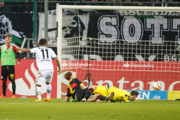 Moenchengladbach Raffael (Borussia Moenchengladbach 11) mit dem Tor zum 2:0 gegen Torwart Przemyslaw Tyton (VfB Stuttgart 22) beim Fussball Bundesligaspiel zwischen Borussia Moenchengladbach und dem VfB Stuttgart am 02.03.2016, Copyright: Schülerx xEibner-Pressefoto EP_jse