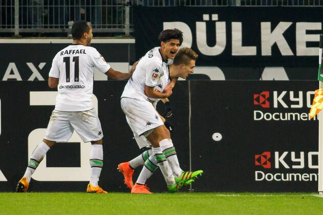 Moenchengladbach Raffael (Borussia Moenchengladbach 11), Mahmoud Dahoud (Borussia Moenchengladbach 8) und Patrick Herrmann (Borussia Moenchengladbach 7) beim Torjubel nach dem Treffer zum 3:0 beim Fussball Bundesligaspiel zwischen Borussia Moenchengladbach und dem VfB Stuttgart am 02.03.2016, Copyright: Schülerx xEibner-Pressefoto EP_jse