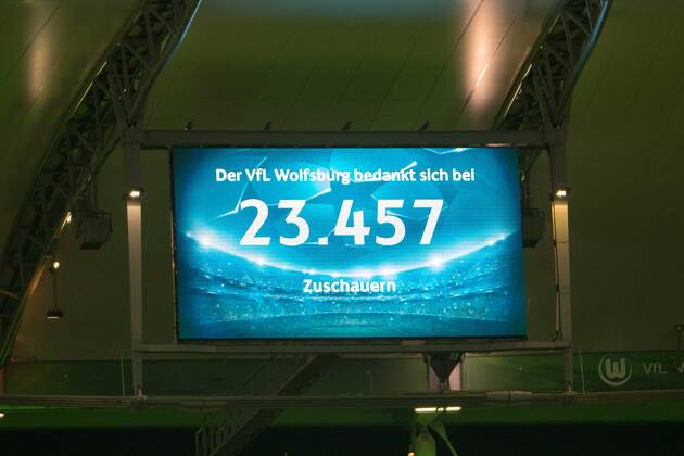 Fußball, UEFA Champions League, VfL Wolfsburg - KAA Gent; Anzeigetafel Zuschauerzahl attendence 23475. xtgx