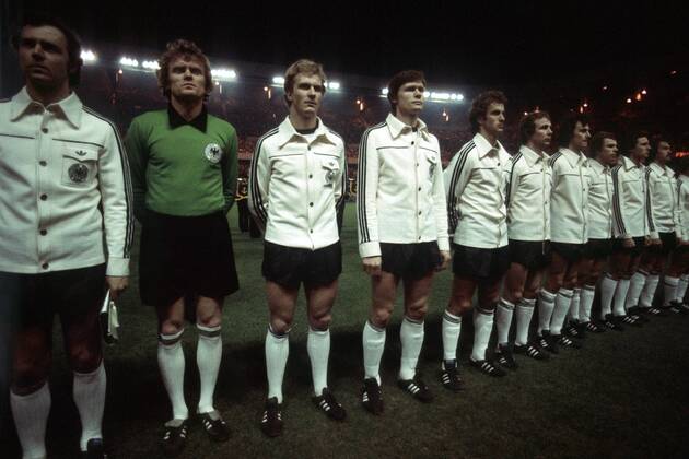 Mannschaftsvorstellung BR Deutschland, v.li.: Franz Beckenbauer, Torwart Sepp Maier, Karl Heinz Rummenigge, Peter Nogly, Rainer Bonhof, Bernd Hölzenbein, Dieter Müller, Bernard Dietz, Heinz Flohe, Uli Stielike