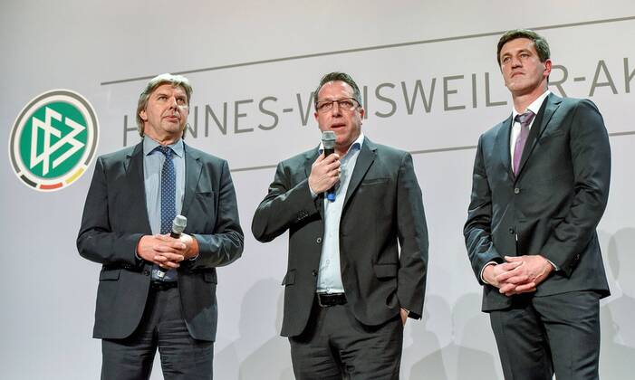 09.03.2016, xfux, Fussball, Abschlussveranstaltung des Fußball-Lehrer-Lehrgangs 2015 2016 und Verleihung des Trainerpreises des deutschen Fußballs 2015, emspor, v.l. Ronny Zimmermann (DFB), Trainer Markus Kauczinski (Karlsruher SC KSC) Trainer des Jahres 2015, Jens Todt (Sportlicher Leiter Manager Karlsruher SC KSC)