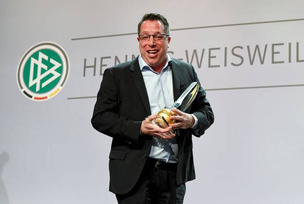 Bilder des Tages - SPORT 09.03.2016, xfux, Fussball, Abschlussveranstaltung des Fußball-Lehrer-Lehrgangs 2015 2016 und Verleihung des Trainerpreises des deutschen Fußballs 2015, emspor, v.l. Trainer Markus Kauczinski (Karlsruher SC KSC) Trainer des Jahres 2015 mit Pokal