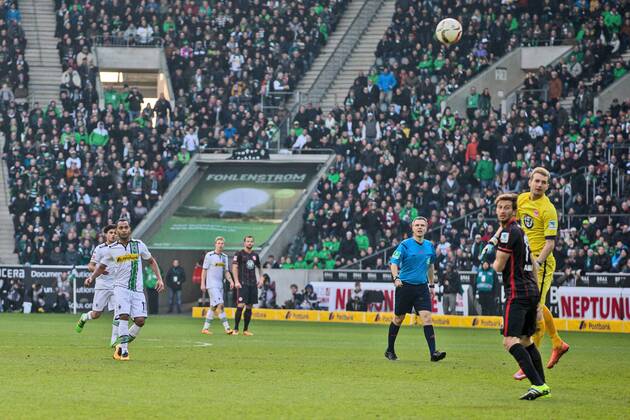Moenchengladbach Raffael (Borussia Moenchengladbach 11) mit dem Tor zum 2:0 gegen Torwart Lukas Hradecky (Eintracht Frankfurt 1) und David Angel Abraham (Eintracht Frankfurt 19) beim Fussball Bundesligaspiel zwischen Borussia Moenchengladbach und Eintracht Frankfurt am 12.03.2016, Copyright: Schülerx xEibner-Pressefoto EP_jse