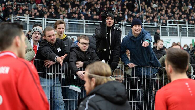 Fans von Hannover beschimpfen die Spieler, Hass, frustriert, Frust, Enttaeuschung, enttaeuscht, Niedergeschlagen, Niederlage, Fussball 1. Bundesliga, 26. Spieltag, Hannover 96 (H) - 1.FC Koeln (K) 0:2, am 12.03.2016 in Hannover Deutschland. Â
