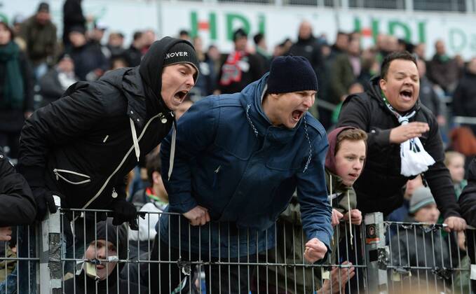 Fans von Hannover beschimpfen die Spieler, Hass, frustriert, Frust, Enttaeuschung, enttaeuscht, Niedergeschlagen, Niederlage, Fussball 1. Bundesliga, 26. Spieltag, Hannover 96 (H) - 1.FC Koeln (K) 0:2, am 12.03.2016 in Hannover Deutschland. Â