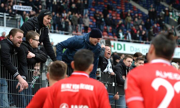 Fans von Hannover beschimpfen die Spieler, Hass, frustriert, Frust, Enttaeuschung, enttaeuscht, Niedergeschlagen, Niederlage, Fussball 1. Bundesliga, 26. Spieltag, Hannover 96 (H) - 1.FC Koeln (K) 0:2, am 12.03.2016 in Hannover Deutschland. Â