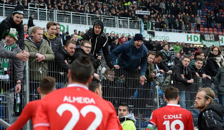 Fans von Hannover beschimpfen die Spieler, Hass, frustriert, Frust, Enttaeuschung, enttaeuscht, Niedergeschlagen, Niederlage, Fussball 1. Bundesliga, 26. Spieltag, Hannover 96 (H) - 1.FC Koeln (K) 0:2, am 12.03.2016 in Hannover Deutschland. Â