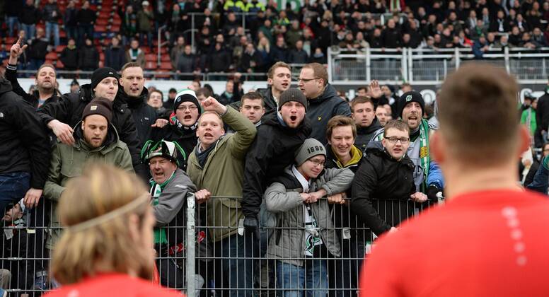 Fans von Hannover beschimpfen die Spieler, Hass, frustriert, Frust, Enttaeuschung, enttaeuscht, Niedergeschlagen, Niederlage, Fussball 1. Bundesliga, 26. Spieltag, Hannover 96 (H) - 1.FC Koeln (K) 0:2, am 12.03.2016 in Hannover Deutschland. Â