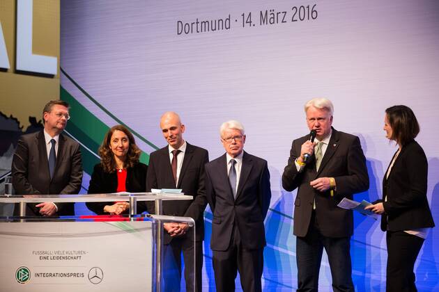 GER, Verleihung Integrationspreis 14.03.2016, Dortmund, Deutsches Fussball Museum, Verleihung des Integrationspreises, im Bild Reinhard Grindel (DFB-Schatzmeister), Aydan Özoguz (Bundesbeauftragte für Migration, Flüchtline und Integration), Dr. Dirk Jakobs (Daimler AG), Reinahrd Rauball (1. DFB-Vizepräsident und Ligapräsident), Ullrich Sierau (OB Dortmund), nphxRauch