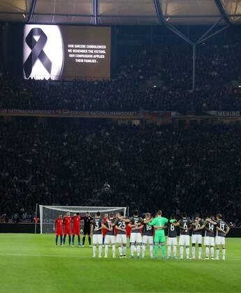 Fußball, Länderspiel, Deutschland - England, Schweigeminuter für die Opfer der Anschläge von Brüssel Schweigeminute vor Spielbeginn wegen Terroropfer in Belgieb Brüssel Fußball Fussball Länderspiel Saison 2015 2016 26.03.2016 DFB Nationalmannschaft Deutschland vs. England in Berlin
