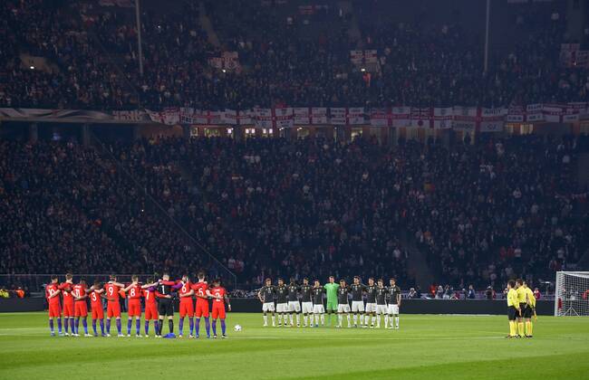 Fußball, Länderspiel, Deutschland - England, Schweigeminuter für die Opfer der Anschläge von Brüssel FUSSBALL INTERNATIONAL TESTSPIEL IM BERLINER OLYMPIASTADION Deutschland - England 26.03.2016 Die Nationalmannschaften von Deutschland und England anlaesslich einer Gedenkminute