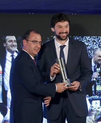 Real Madrid assistant and Spanish basketball national team Nationalteam player Sergio Llul (R) and journalist Juan Ignacio Gallardo after receiving an award for Real Madrid s successful season during the first annual Madrilenian Sports Press Awards at Cecilio Rodriguez Gardens Pavilion of El Retiro park in Madrid, Spain, 28 March 2016. MADRILENIAN SPORTS PRESS AWARDS !ACHTUNG: NUR REDAKTIONELLE NUTZUNG!  MDR002 20160328-635948033509767929