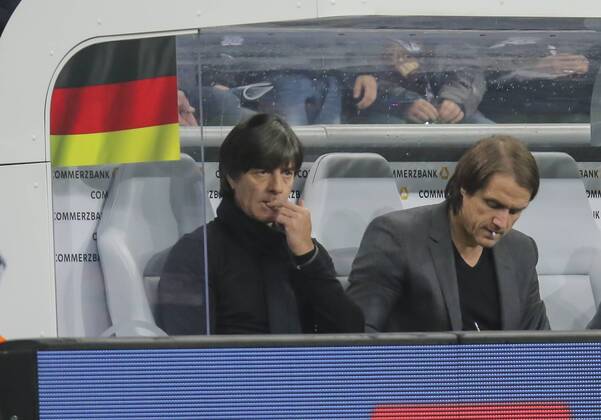 DFB Bundestrainer Joachim Jogi LOEW, LÖW,Thomas SCHNEIDER, DFB Co-Trainer, Assistenztrainer Halbfigur, Freisteller , Aktion, Einzelbild, Portrait, Porträt, reden, diskutieren, streiten, unterhalten, Aktion DEUTSCHLAND - ITALIEN (4 -1 ) Freundschaftsspiel, friendly match, Deutsche Fussball Nationalmannschaft, DFB am 29.03.2016 in Muenchen.