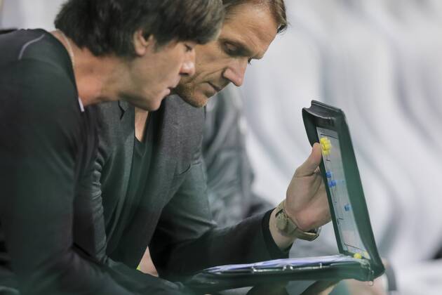 DFB Bundestrainer Joachim Jogi LOEW, LÖW,Thomas SCHNEIDER, DFB Co-Trainer, Assistenztrainer mit Taktiktafel Training Taktik Aufstellung DEUTSCHLAND - ITALIEN (4 -1 ) Freundschaftsspiel, friendly match, Deutsche Fussball Nationalmannschaft, DFB am 29.03.2016 in Muenchen.