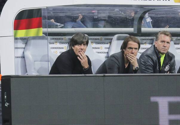 DFB Bundestrainer Joachim Jogi LOEW, LÖW,Thomas SCHNEIDER, DFB Co-Trainer, Andreas KOEPKE , Torwarttrainer DFB AssistenztrainerHalbfigur, Freisteller , Aktion, Einzelbild, Portrait, Porträt, reden, diskutieren, streiten, unterhalten, Aktion DEUTSCHLAND - ITALIEN (4 -1 ) Freundschaftsspiel, friendly match, Deutsche Fussball Nationalmannschaft, DFB am 29.03.2016 in Muenchen.