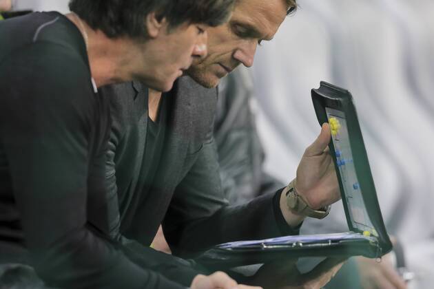 DFB Bundestrainer Joachim Jogi LOEW, LÖW,Thomas SCHNEIDER, DFB Co-Trainer, Assistenztrainer mit Taktiktafel Training Taktik Aufstellung DEUTSCHLAND - ITALIEN (4 -1 ) Freundschaftsspiel, friendly match, Deutsche Fussball Nationalmannschaft, DFB am 29.03.2016 in Muenchen.