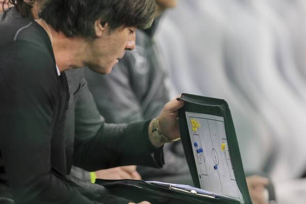 DFB Bundestrainer Joachim Jogi LOEW, LÖW,Thomas SCHNEIDER, DFB Co-Trainer, Assistenztrainer mit Taktiktafel Training Taktik Aufstellung DEUTSCHLAND - ITALIEN (4 -1 ) Freundschaftsspiel, friendly match, Deutsche Fussball Nationalmannschaft, DFB am 29.03.2016 in Muenchen.