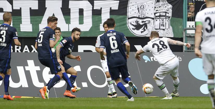 Mönchengladbach, Borussiapark, 03.04.16: Andre Hahn (Bor. Moenchengladbach) (R) schiesst das 2:0 Tor im Spiel der 1. Bundesliga zwischen Borussia Mönchengladbach vs. Hertha BSC Berlin in der Saison 2015 2016.