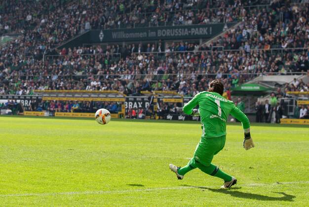 Moenchengladbach Torwart Yann Sommer (Borussia Moenchengladbach 1) bei einem Abschlag beim Fussball Bundesligaspiel zwischen Borussia Moenchengladbach und Hertha BSC am 03.04.2016, Copyright: Schueler Eibner-Pressefoto EP_JSE