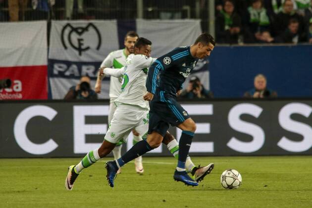 Fußball, UEFA Champions League, VfL Wolfsburg - Real Madrid CF; Andre Schürrle (Wolfsburg, 17) gegen Cristiano Ronaldo (Real Madrid) Zweikampf, Duell, duell, tackle, Tackling, Aktion, action. xtgx