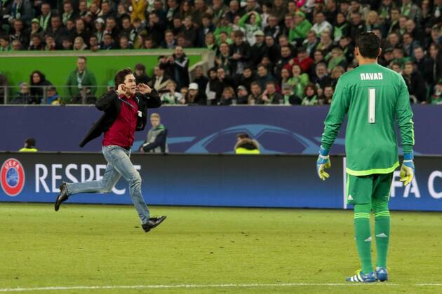 Fußball, UEFA Champions League, VfL Wolfsburg - Real Madrid CF; Flitzer und Keylor Navas. xtgx