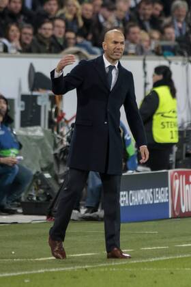 Fußball, UEFA Champions League, VfL Wolfsburg - Real Madrid CF; Zinedine Zidane (Trainer Real Madrid) Einzelbild enttäuscht, frustriert, niedergeschlagen Enttäuschung, Frust, disappointed. xtgx