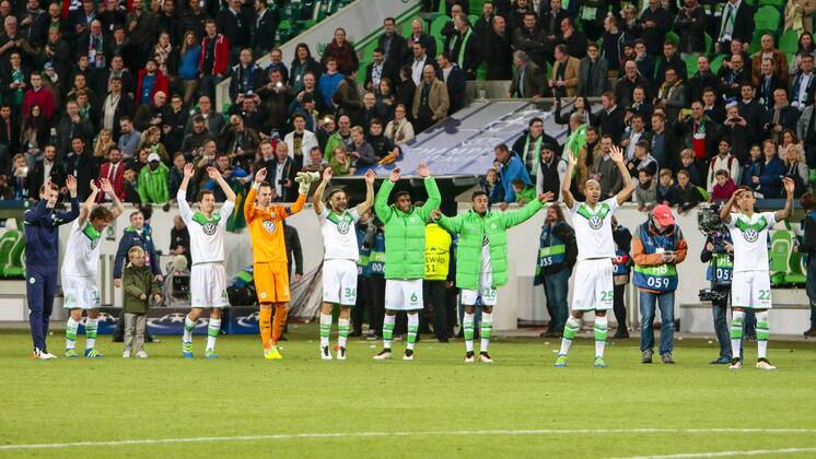 Fußball, UEFA Champions League, VfL Wolfsburg - Real Madrid CF; VfL Wolfsburg bedankt sich bei Fans, Dank, bedanken, feiern. xtgx