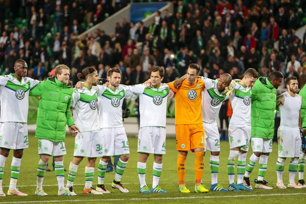 Fußball, UEFA Champions League, VfL Wolfsburg - Real Madrid CF; VfL Wolfsburg Jubel nach dem Spiel, Jubel über den Sieg, Freude, Emotion, Jubel bedankt sich bei Fans, Dank, bedanken, feiern. xtgx