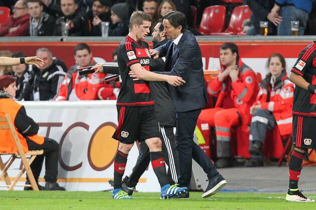 Leverkusen Lars Bender ( 8, Bayer 04 Leverkusen) mit Roger Schmidt (Trainer, Bayer 04 Leverkusen), Bayer 04 Leverkusen vs. VfL Wolfsburg, Fussball, 1. Bundesliga, 01.04.2016, Copyright: Deutzmann Eibner-Pressefoto EP_CDN