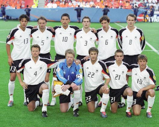 Fussball-Europameisterschaft 2004 in Portugal Deutschland - Holland 1:1 Deutsche Mannschaft: oben v.l. Ballack,Nowotny,Kuranyi,Friedrich,Baumann,Hamann,untenv.l.Wörns,Kahn,Frings,Lahm,Schneider HM