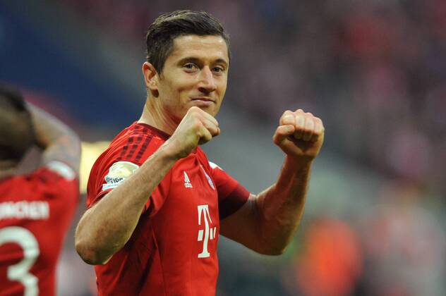 Robert LEWANDOWSKI (Bayern Muenchen),Torjubel,Aktion,Einzelbild, angeschnittenes Einzelmotiv, Halbfigur,halbe Figur, Jubel,Freude,Begeisterung, FC Bayern Muenchen (M)-FC Schalke 04 (GE) 3-0. Fussball,Liga 1,1. Bundesliga,Spieltag30, 30.Spieltag am 16.04.2016. A L L I A N Z A R E N A.