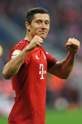 Robert LEWANDOWSKI (Bayern Muenchen),Torjubel,Aktion,Einzelbild, angeschnittenes Einzelmotiv, Halbfigur,halbe Figur, Jubel,Freude,Begeisterung, FC Bayern Muenchen (M)-FC Schalke 04 (GE) 3-0. Fussball,Liga 1,1. Bundesliga,Spieltag30, 30.Spieltag am 16.04.2016. A L L I A N Z A R E N A.