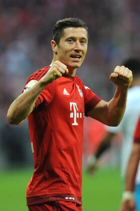 Robert LEWANDOWSKI (Bayern Muenchen),Torjubel,Aktion,Einzelbild, angeschnittenes Einzelmotiv, Halbfigur,halbe Figur, Jubel,Freude,Begeisterung, FC Bayern Muenchen (M)-FC Schalke 04 (GE) 3-0. Fussball,Liga 1,1. Bundesliga,Spieltag30, 30.Spieltag am 16.04.2016. A L L I A N Z A R E N A.